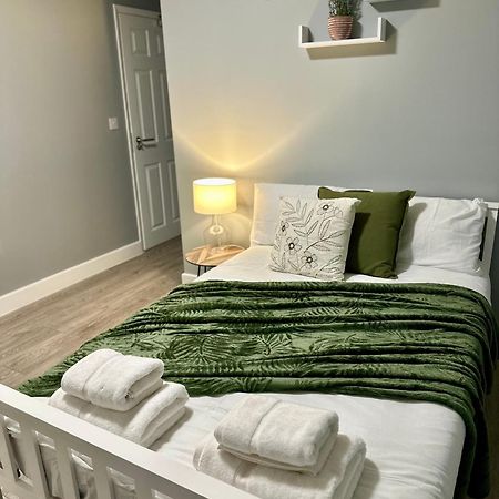 Cosy Ensuite Double Room, Near Heathrow Airport Northolt  Exterior photo