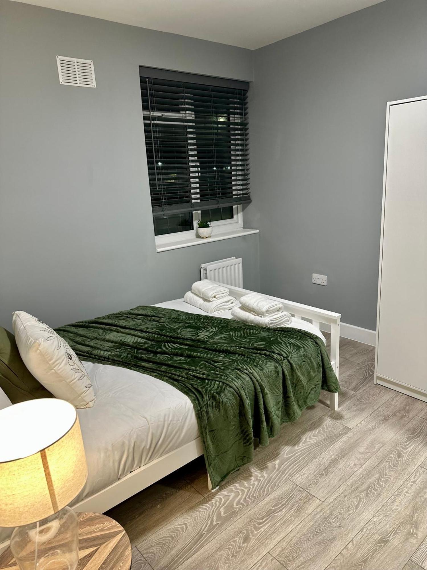 Cosy Ensuite Double Room, Near Heathrow Airport Northolt  Exterior photo
