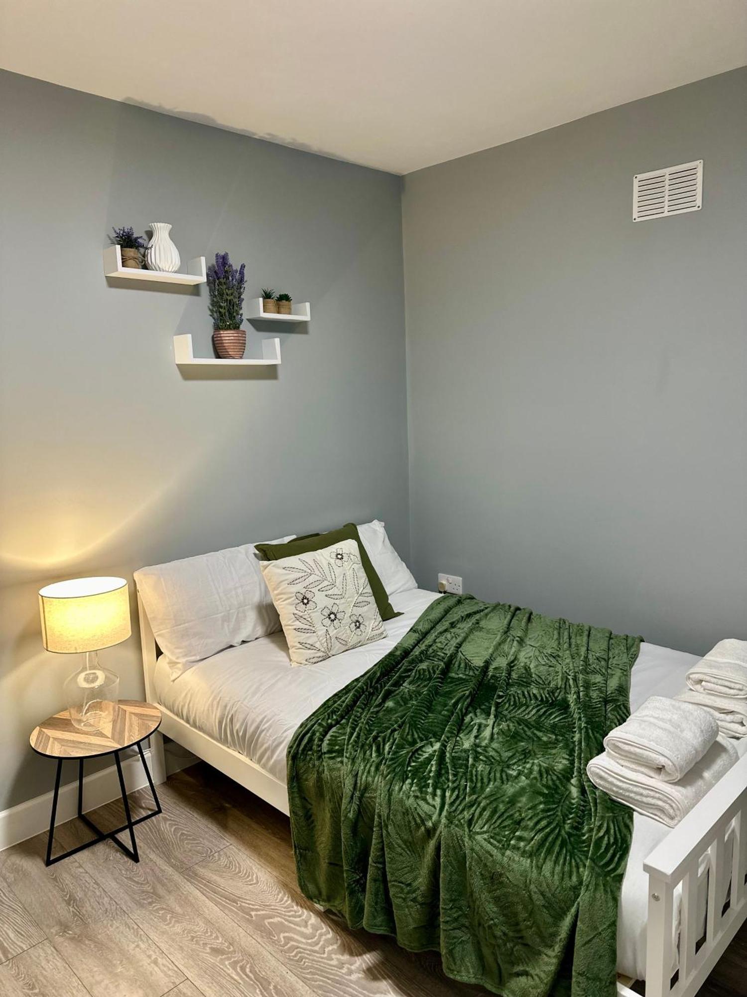 Cosy Ensuite Double Room, Near Heathrow Airport Northolt  Exterior photo
