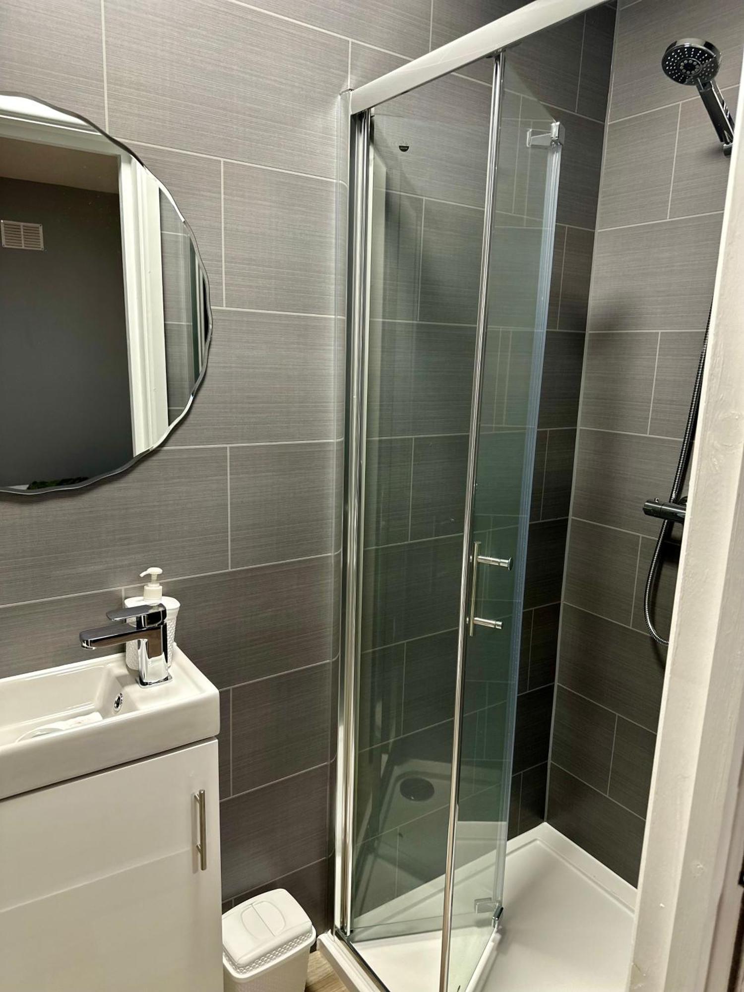 Cosy Ensuite Double Room, Near Heathrow Airport Northolt  Exterior photo