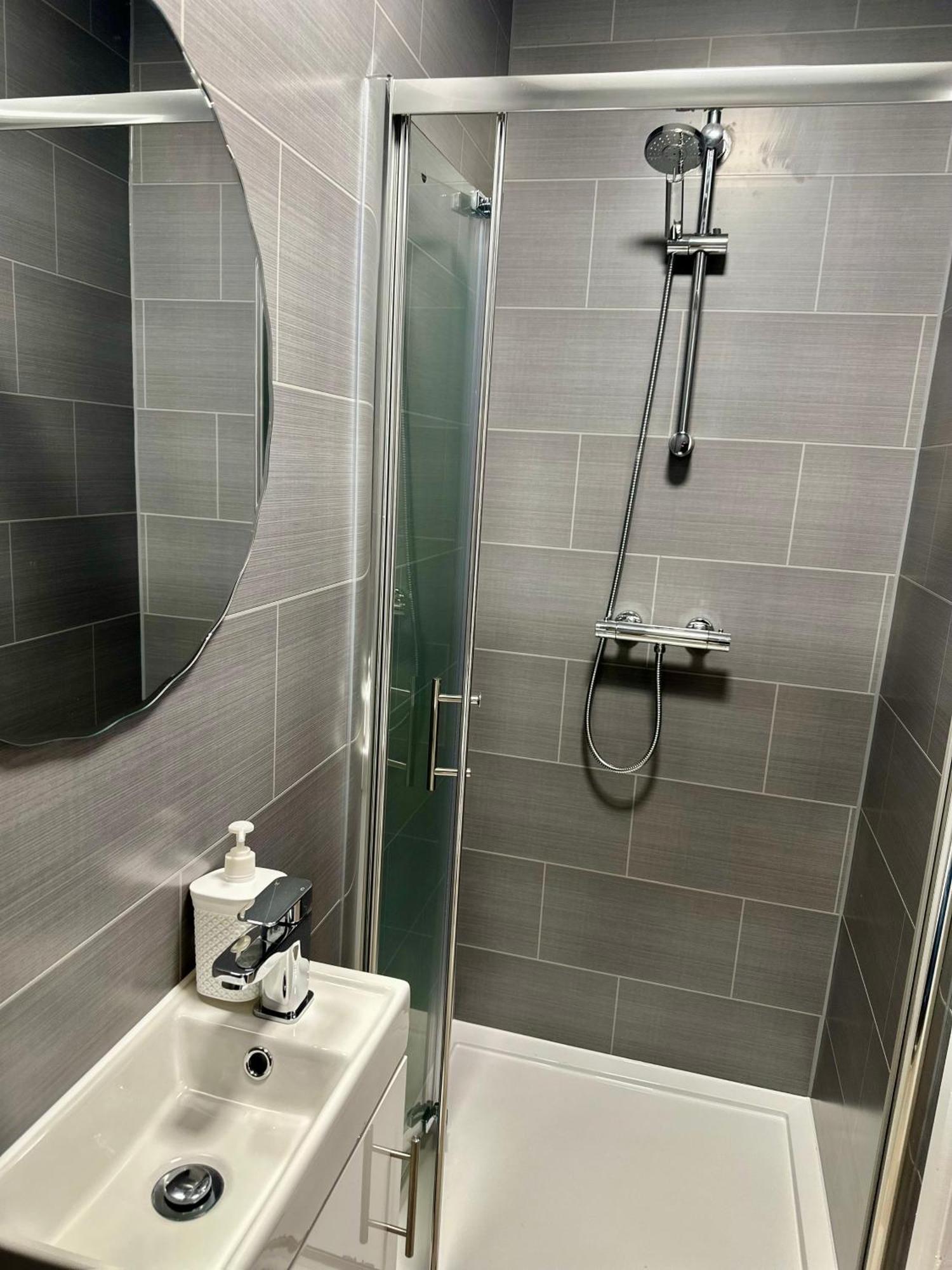 Cosy Ensuite Double Room, Near Heathrow Airport Northolt  Exterior photo