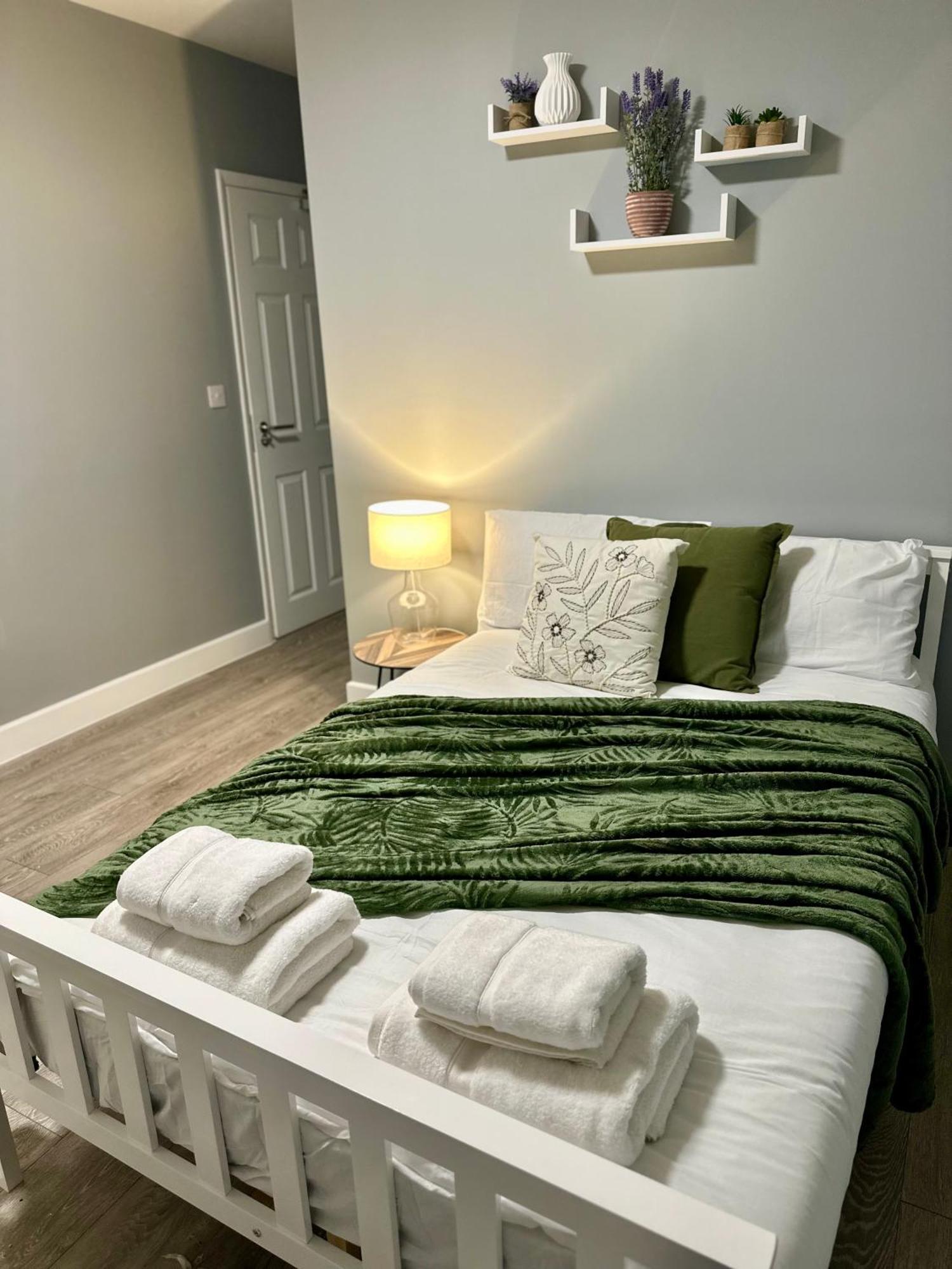 Cosy Ensuite Double Room, Near Heathrow Airport Northolt  Exterior photo