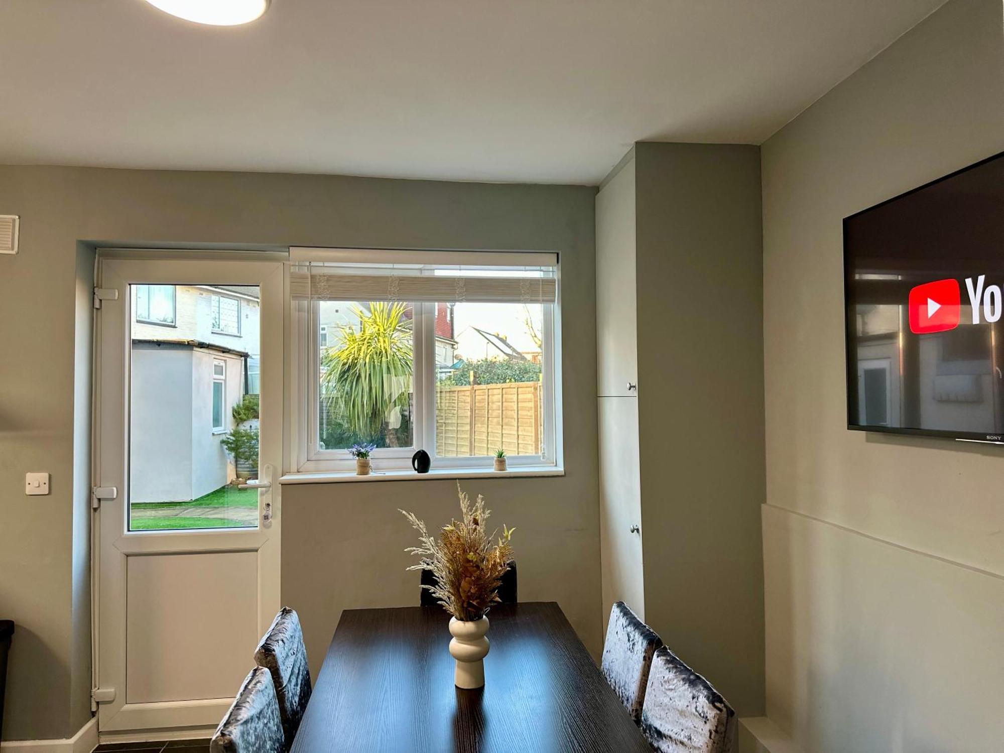 Cosy Ensuite Double Room, Near Heathrow Airport Northolt  Exterior photo