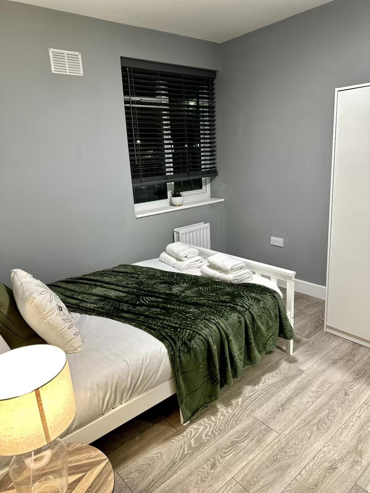 Cosy Ensuite Double Room, Near Heathrow Airport Northolt  Exterior photo